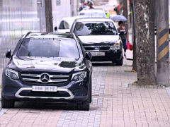 [포토뉴스] 인도 위 주·정차 과태료 부과 시행 첫날 '얌체 주차'는 여전