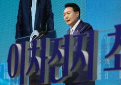 尹대통령 새만금 이차전지 투자협약식 참석…휴가기간에도 현장 행보