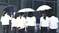 [포토뉴스] 폭염 속 양산 나눠쓰는 시민들