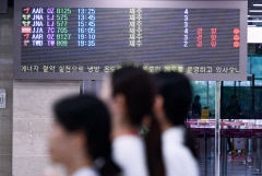 [포토뉴스] 태풍 카눈의 영향으로 항공편 결항