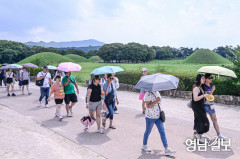 [포토뉴스] 땡볕 피해 우산 쓰고 경주 여행하는 관광객들