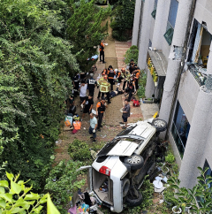 안동서 내리막 길 달리던 차량 5m 추락… 경찰 '운전 부주의' 추정