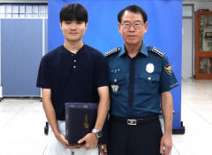 경주경찰서, 물놀이 중 심정지 60대 어르신 구한 대학생 '표창장'
