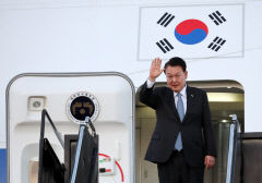 윤석열 대통령, 한미일 정상회의 마치고 귀국