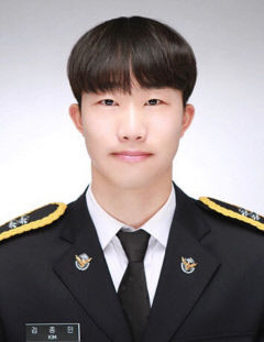 쉬는 날 해변 찾은 해양경찰관, 물에 빠진 시민 구조