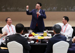 尹, 연찬회서 작심 발언 