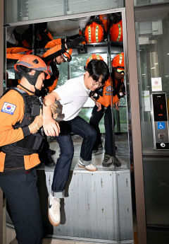 [포토뉴스] 승강기 갇힘 사고…신속 구조가 생명