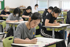 [포토뉴스]수능 앞두고 9월 모평 답안지 작성하는 대구여고 수험생들