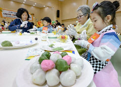 [포토뉴스] 고사리 손 실력 볼까 알록달록 송편 빚기