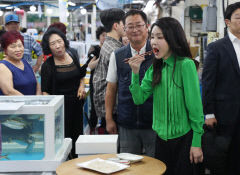 김건희 여사, 추석명절 앞두고 부산 시장 찾아 상인 격려