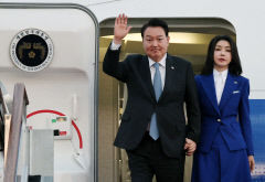 尹, 유엔총회 마치고 귀국…닷새간 48개국과 만나 '부산엑스포' 총력전