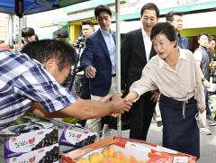 박근혜 전 대통령 추석 앞 현풍시장 방문…지지자 
