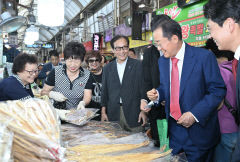 홍준표, 추석 앞두고 전통시장 장보기 나서