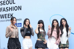 [트렌드 트립] 뉴진스가 뉴진스 했다, 빌보드 10주 연속 차트인…나만의 이모지 요리 '이모지 키친' 인기