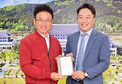 최우영 전 경북도 경제특보, 이철우 도지사로부터 감사패 받아