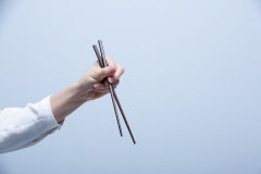 끊이지 않는 젓가락질 이슈…예절이냐 간섭이냐