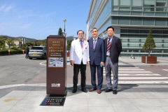 칠곡경북대병원에 세워진 '코로나19 승차 선별검사소 조형물'
