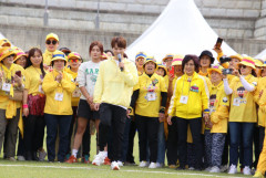 ‘장구의 신’ 박서진, 팬클럽 체육대회 개최…스타와 팬덤의 기부 문화도 '훈훈'
