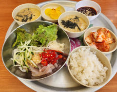 [경북 맛집] 울진군 울진읍 '칼국수식당'…40여년 전통 울진 로컬 '회밥' 맛집