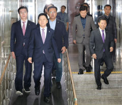 국민의힘 의총서, '당 대표 책임론'을 둘러싸고 격론
