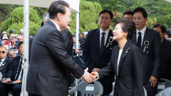 윤석열 대통령, 박정희 추도식서 박근혜 前 대통령과 재회