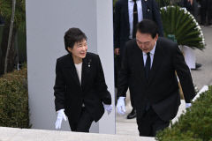 현직 최초로 박정희 전 대통령 추도식 참석한 윤 대통령