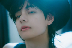 방탄소년단 뷔 스토킹 혐의 20대 여성, 혼인신고서 전달하는 등 과거 전력