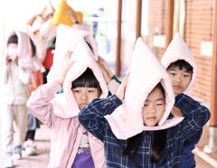 [포토뉴스] 진지하게 지진 대피 연습하는 유치원생들