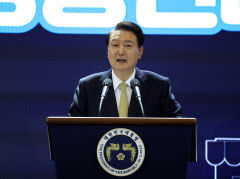 尹대통령 '현장·민생'행보 주력에 지지율도 반등…야당 협치는 과제