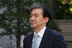 조국 전 법무부 장관, 내년 총선 출마 시사