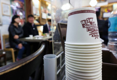 식당 일회용 종이컵 사용 금지 철회…플라스틱 빨대 사용 단속도 무기한 유예