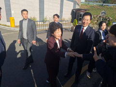 윤석열 대통령 만난 박근혜 전 대통령, 시민과 '깜짝 소통'