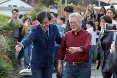 '총선 출마설' 조국, 문재인 평산책방에서 사인회…지지자 결집나서나