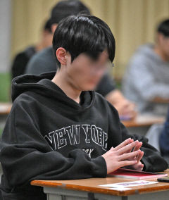 수능 시험 전 생각 정리하는 대구 수험생