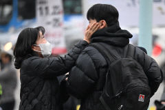 [포토뉴스] 대구 대륜고 수험장 들어가는 아들 응원하는 어머니