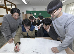 [포토뉴스] 수능 가채점하는 경북고 3학년 학생들