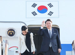 尹대통령, 영국 국빈방문·프랑스 부산엑스포 위해 출국…5박7일간 숨가쁜 외교전