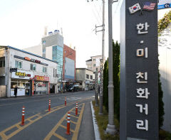 인적 없고 텅 빈 상가…'한미친화거리' 유령거리로 전락하나