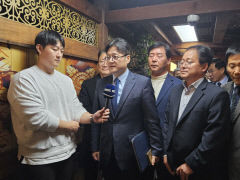 홍익표, 최강욱 