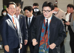 한동훈 장관의 화려한 스카프 눈길…어느 브랜드 제품일까