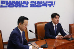 예산 국회도 여전히 싸움판, 정쟁으로 '하세월'