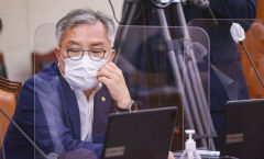 '설치는 암컷' 민주당 최강욱 전 의원 전날에는'침팬지 암컷' 발언 논란