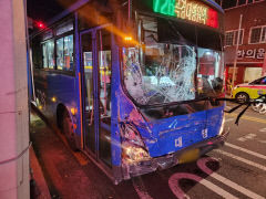 대구 달서구서 시내버스와 승용차 충돌…3명 부상
