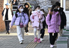 [포토뉴스] 겨울옷 껴입고 등교하는 대구 초등학생들