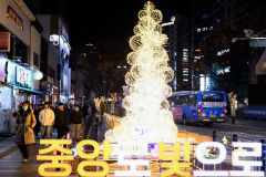 [포토뉴스] 2023 중앙로 빛 축제 즐기는 시민들