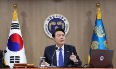 윤석열 대통령 지지율 소폭 하락 37.6% 기록…40·60·70대 ↓