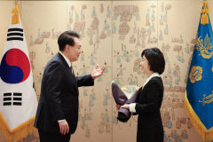 대통령실 참모 임명장 수여식에 '큰웃음'…윤석열 대통령 뭐랬길래