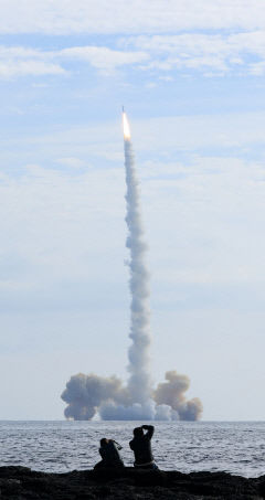 국내기술 개발 '고체연료 로켓' 발사 성공