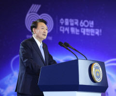 尹, 기업인들 만나 
