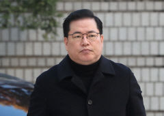 '대장동' 증인 유동규 탑승 차량 대형 화물차와 충돌…생명에 지장은 없어